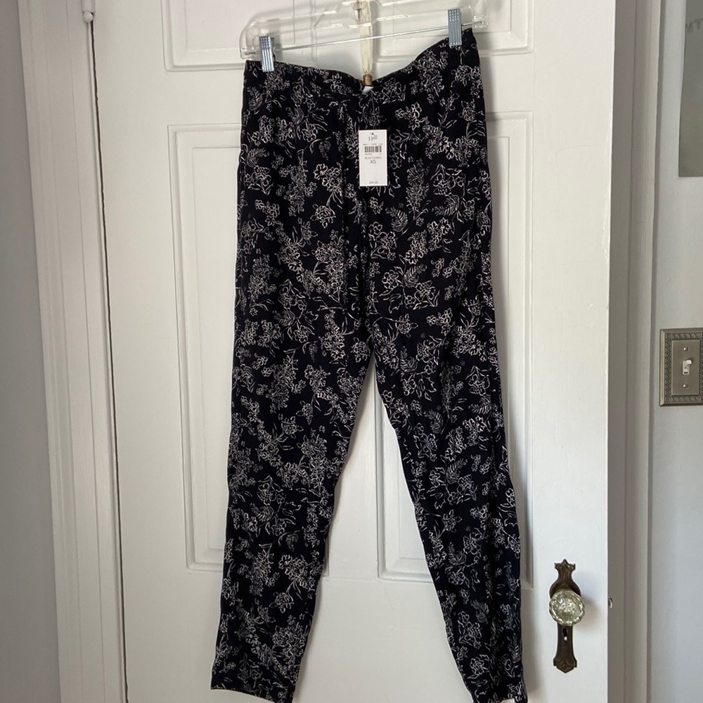 NWT! J Jill Black and white floral joggers